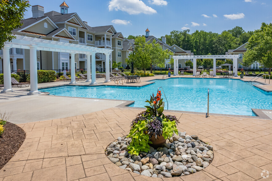 Primary Photo - Fenwyck Manor Apartments