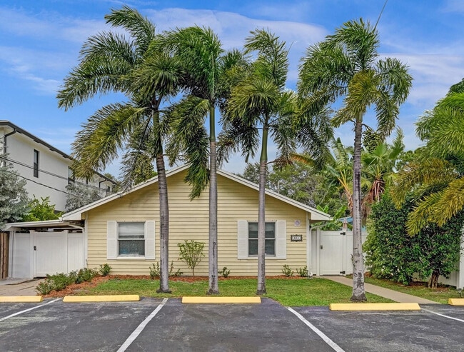 Building Photo - 901 SE 14th Ct