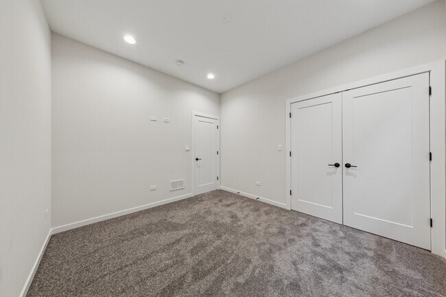 Building Photo - 4904 S St Lawrence Ave