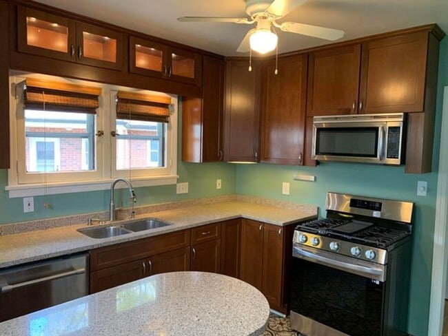 Building Photo - 4 Bedroom Single-Family House in Shorewood