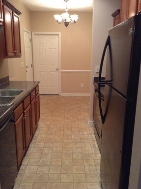 Building Photo - Available Now! 3 bed, 3 bath!