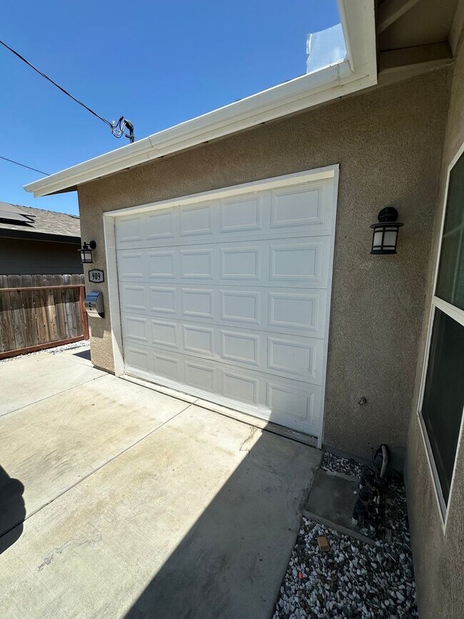 Building Photo - 3 bedroom 2 bath home for rent