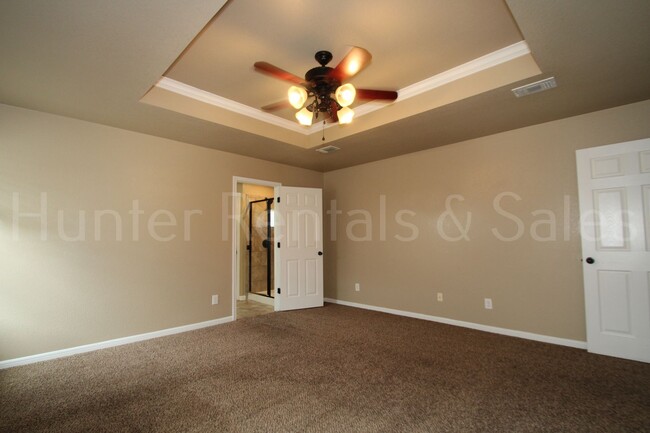 Building Photo - Spacious Three-Bedroom!