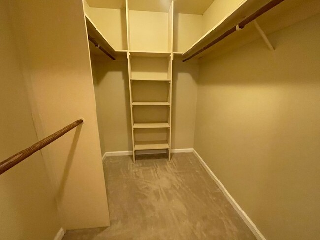 Building Photo - Spacious Updated Two Bedroom Condo in Wate...