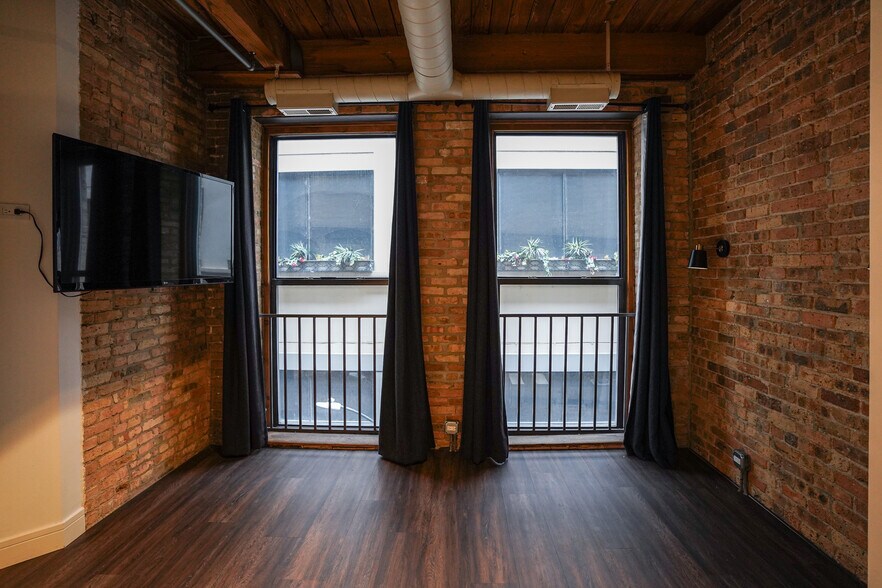 Building Photo - 225 W Huron St