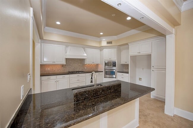 Building Photo - 2293 E Bayshore Dr