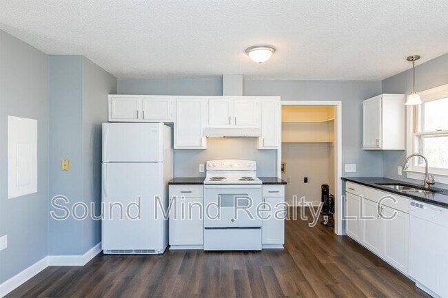 Building Photo - 700 Western Ave