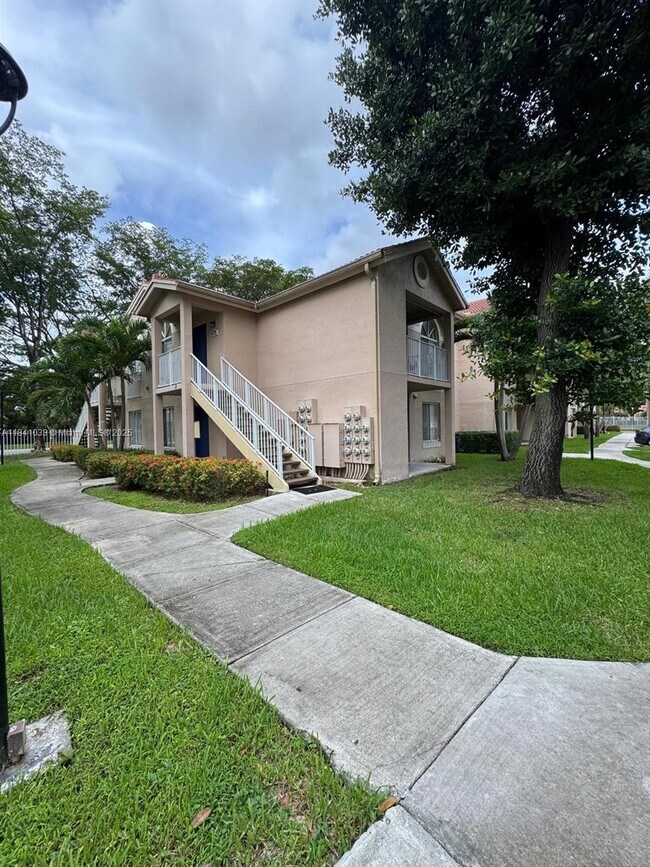 Building Photo - 10410 SW 157th Ct