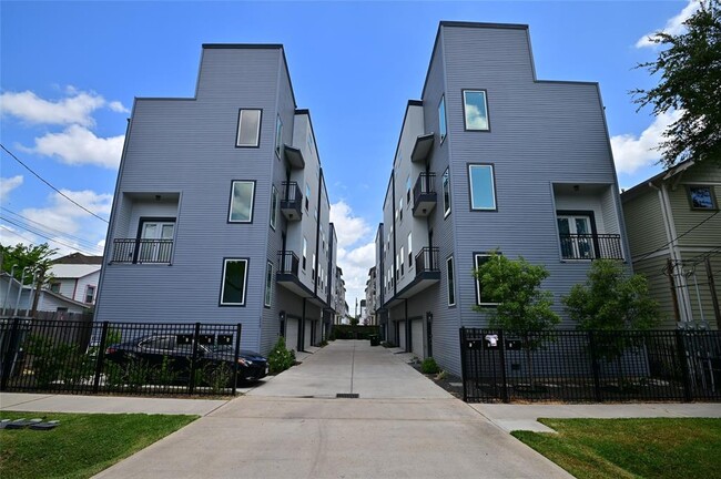 Primary Photo - 1117 W 16th St