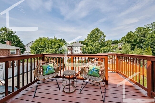 Building Photo - Nice large 2 bed pet friendly condo with private free laundry and 2 parking spots!