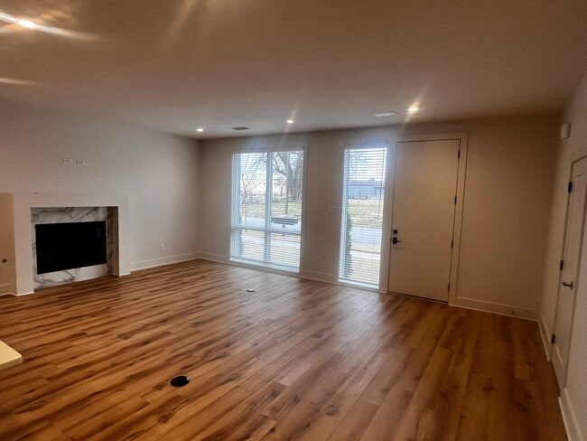 Building Photo - Argenta!