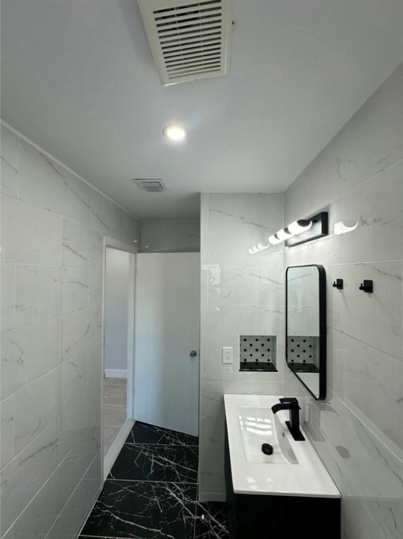 Building Photo - 122 SW 12th Ave