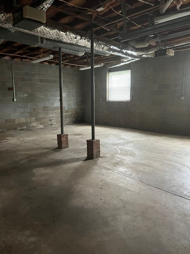 Building Photo - 733 Pine St