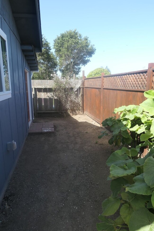 Building Photo - Studio Apartment Available. Watsonville, C...