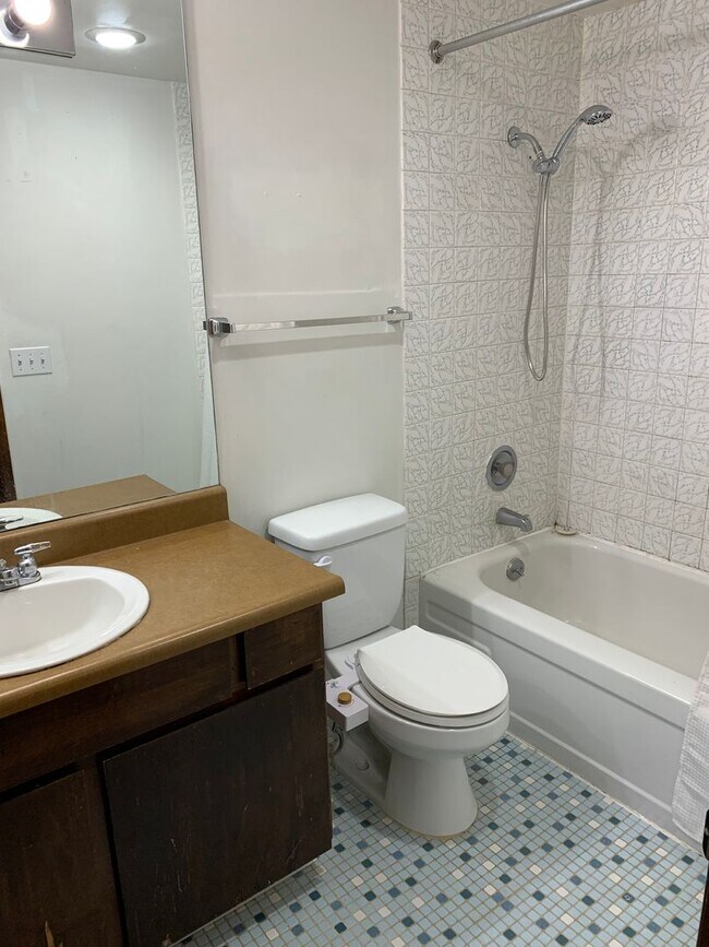 Building Photo - Capitol Hill Condo