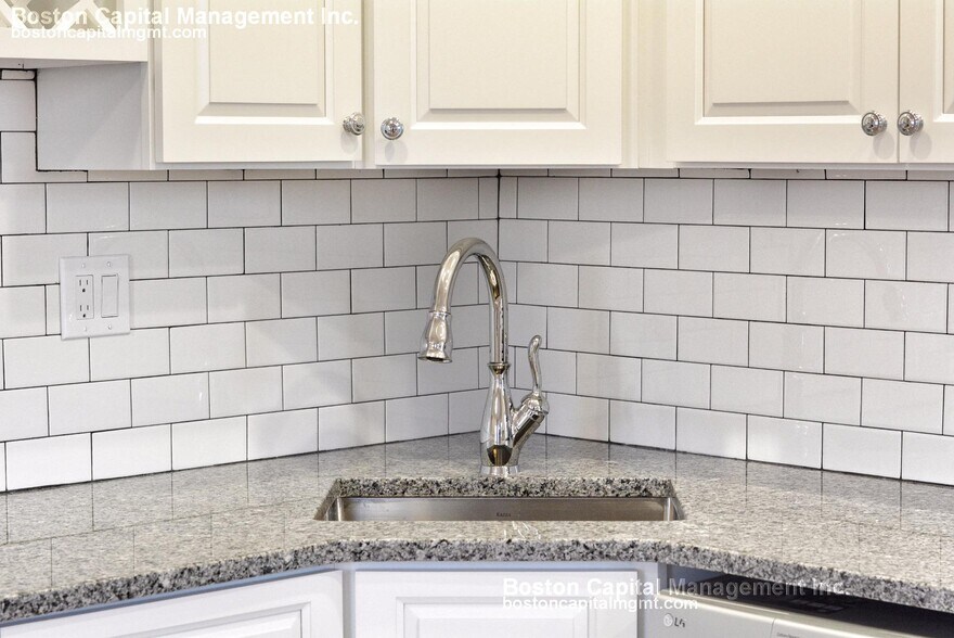 Building Photo - 57 W 7th St