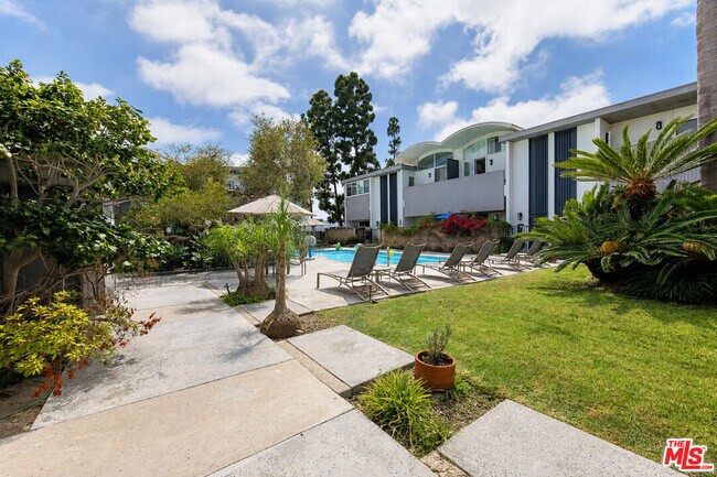 Building Photo - 4733 La Villa Marina