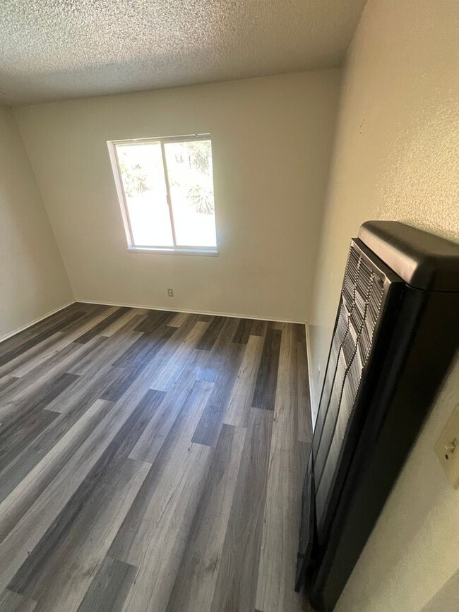 Building Photo - Oroville one bed one bath duplex for rent.