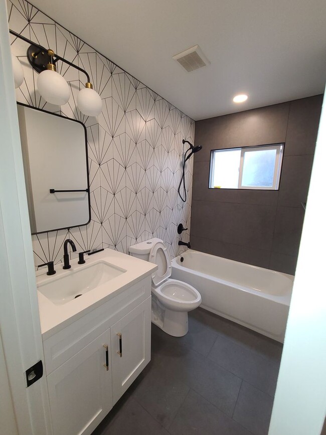 Building Photo - Newly remodeled and fully "furnished" 1 be...