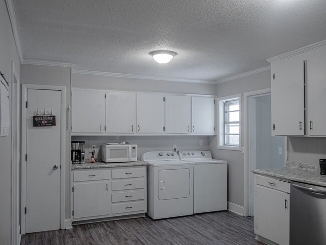 Building Photo - 411 College Blvd