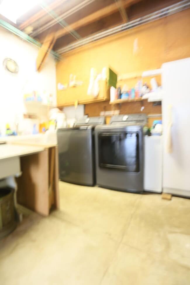 Building Photo - Spacious 2BR/1BA in Glen Park's Miraloma neighborhood, Shared Yard, Pets Considered, Garage (1 Ga...