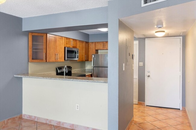 Building Photo - 2 Bedroom 2 bathroom condo available!