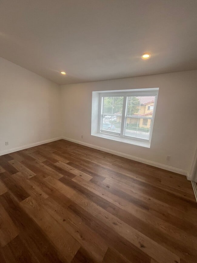 Building Photo - 1833 Mirador Dr