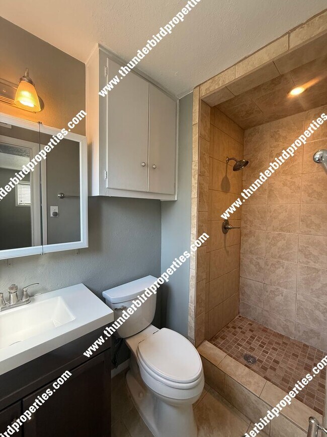 Building Photo - 2108 Muriel St NE