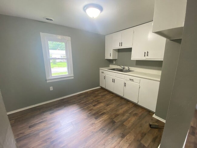 Building Photo - Updated 2 bed/1 bath, 800 sqft home!