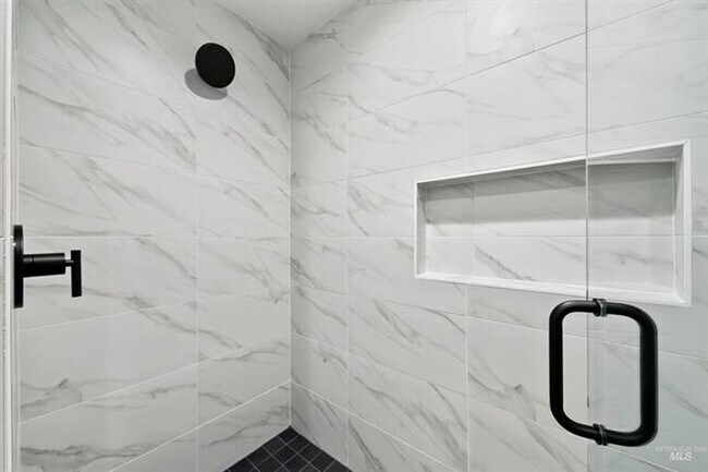 Building Photo - AstoriaTownHome