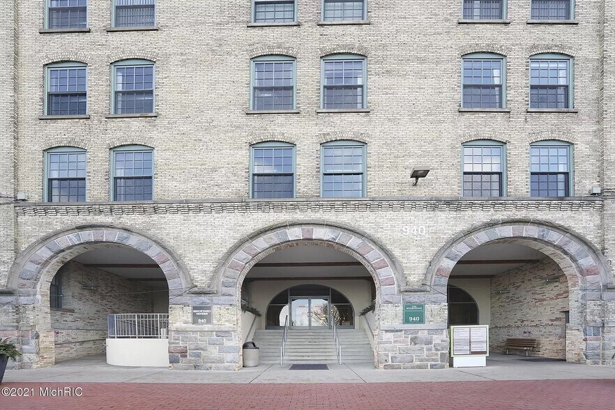 Building Photo - 940 Monroe Ave NW