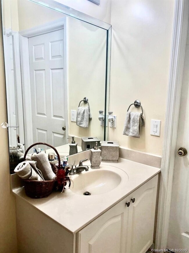 Building Photo - 7692 N Southwood Cir