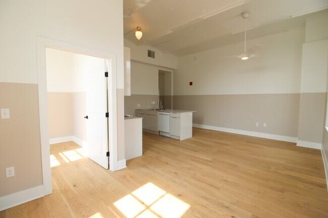 Building Photo - 30 W Broad St