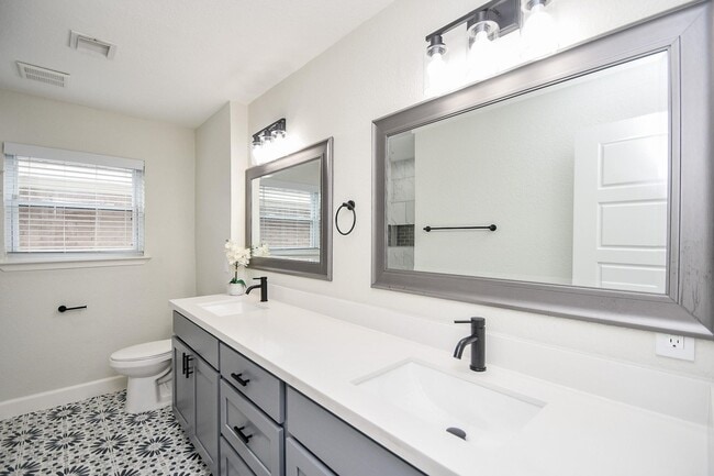 Building Photo - 5642 Cartagena St