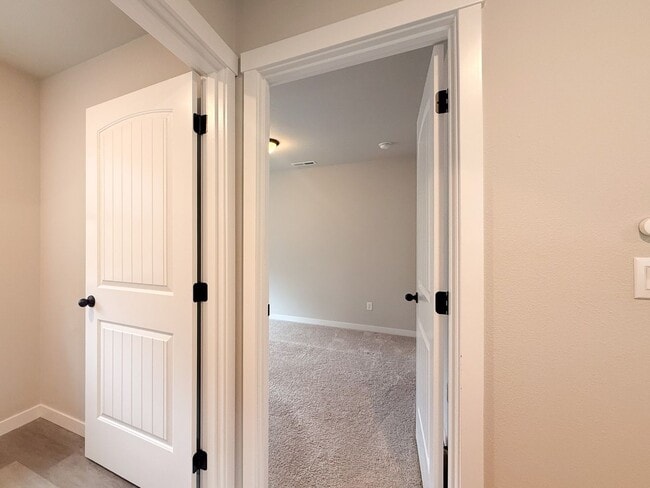 Building Photo - 5590 Mountain Quail Dr S