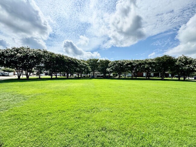 Building Photo - 3-Bedoom 1-Story Condo In Eagle Pointe! St...
