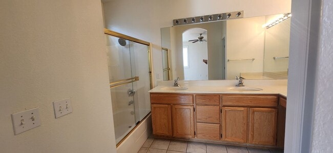 Building Photo - 4 Bedroom 2 Bathroom Home in Elk Grove