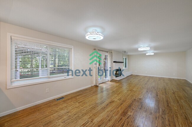 Building Photo - Spacious 5-Bedroom Haven with 3 Full Baths in Redmond – Your Dream Home Awaits!