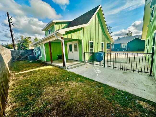 Building Photo - Riverfront Bungalow #9