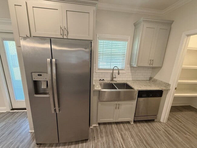 Building Photo - Stylish 4-Bedroom Home with Screened Porch...