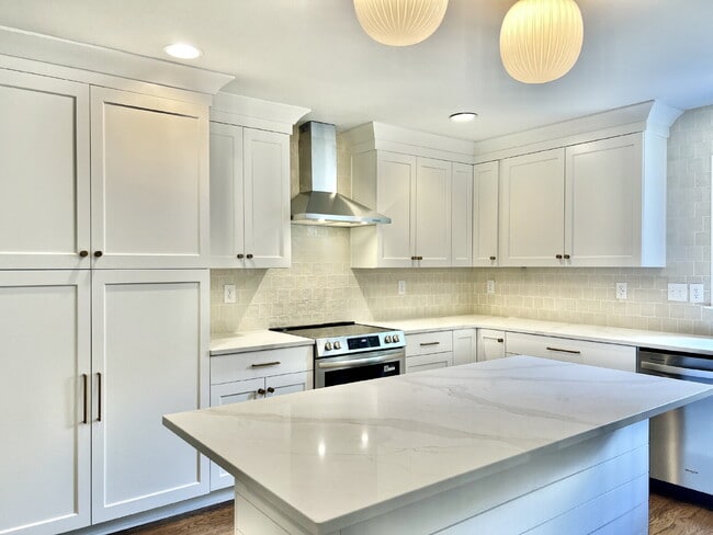 Building Photo - LUXURIOUS LANSDOWNE RETREAT!