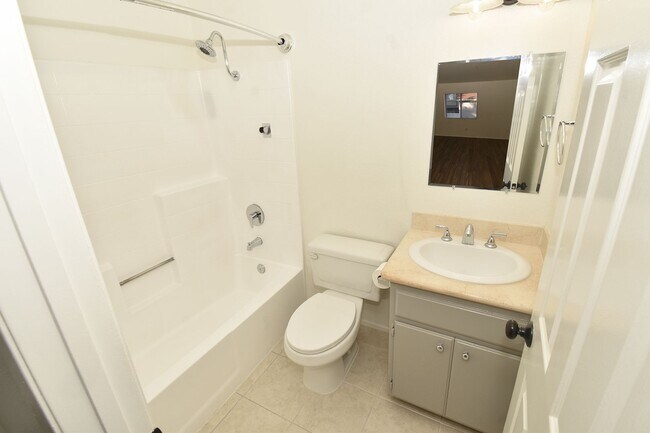 Building Photo - Gorgeous 2 Bedroom Condo