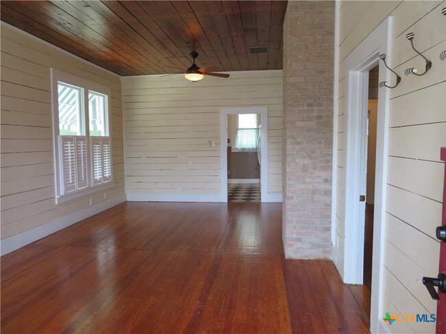 Building Photo - 610 E Krezdorn St