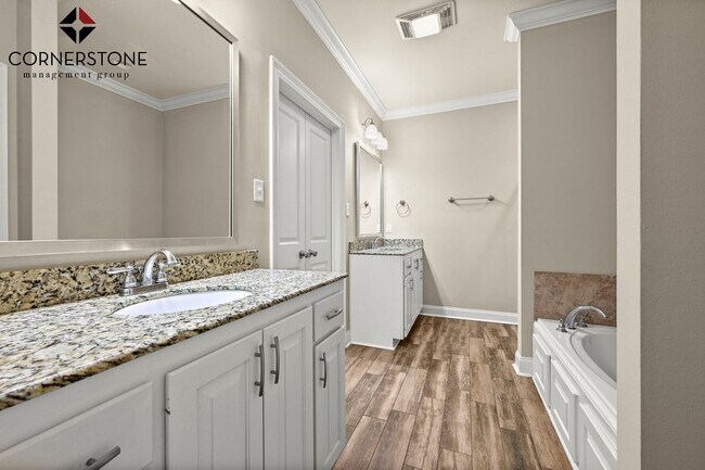 Building Photo - 3 Bedroom House in University Villas| Community Pool |Gated Community