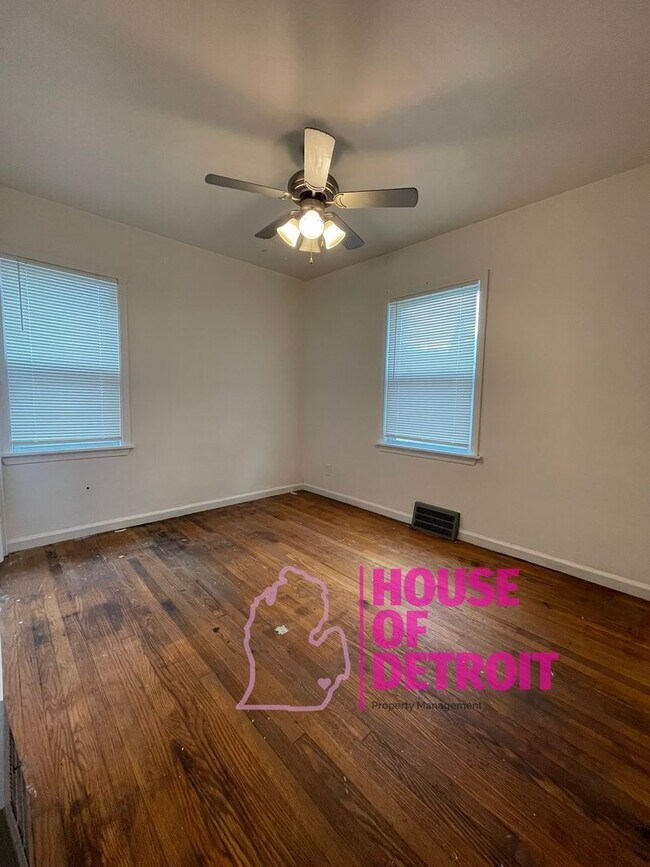 Building Photo - Summer Special~ 3 BEDROOM 1 BATH BUNGALOW ...
