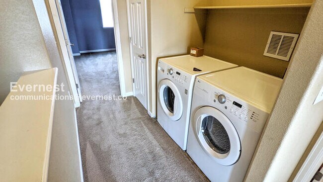 Building Photo - 3 Bed/2 Bath Townhome with Garage / Availa...