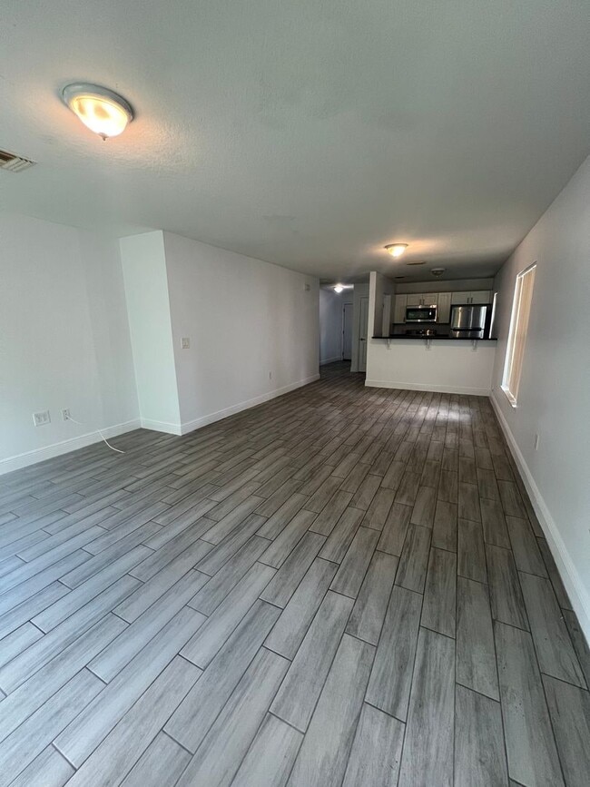 Building Photo - Beautiful 3-bedroom 2 bath single story home in SW Orlando near International Drive