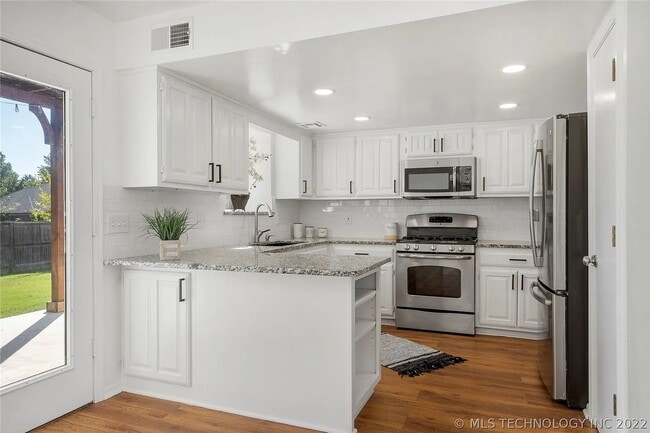 Building Photo - Beautifully Updated Broken Arrow Home!
