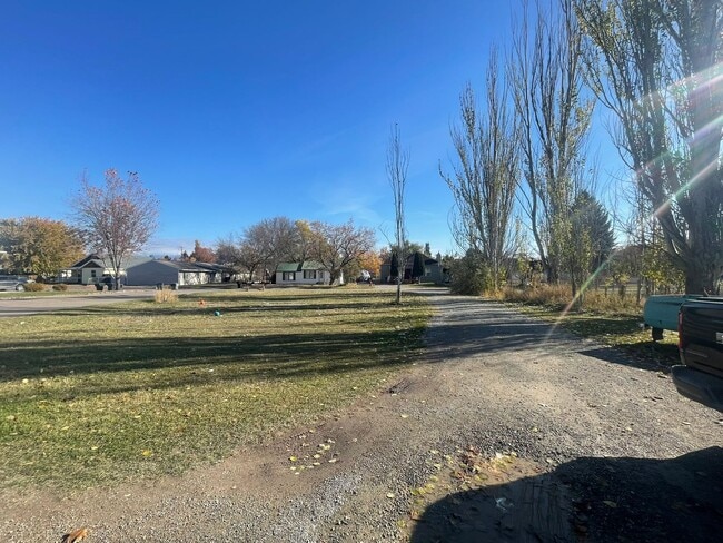 Building Photo - Pet Friendly UNFURNISHED LONG TERM Kalispe...