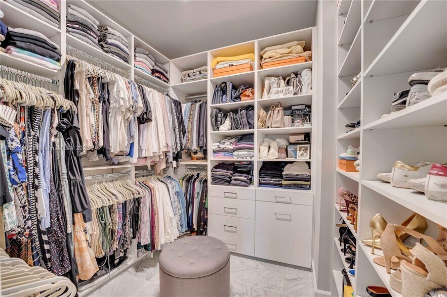 Building Photo - 2957 St Thomas Dr